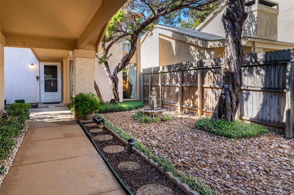 1604 Hawthorne Drive