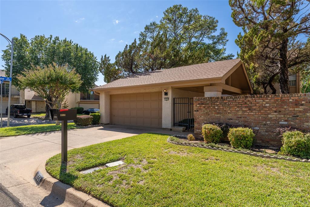 1604 Hawthorne Drive