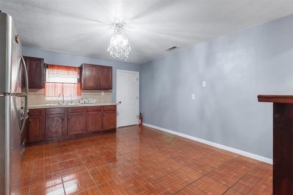 906 N Barnett Avenue
