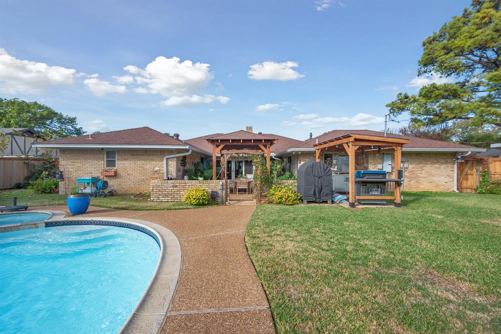 2807 Monties Lane