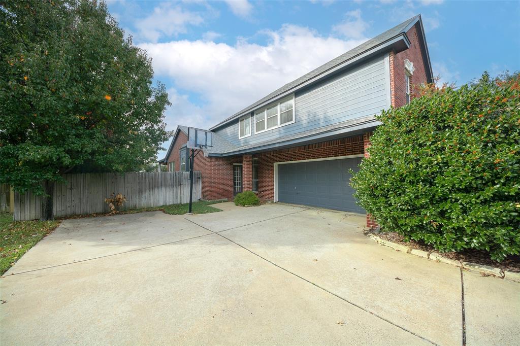 8617 Twisted Oaks Way