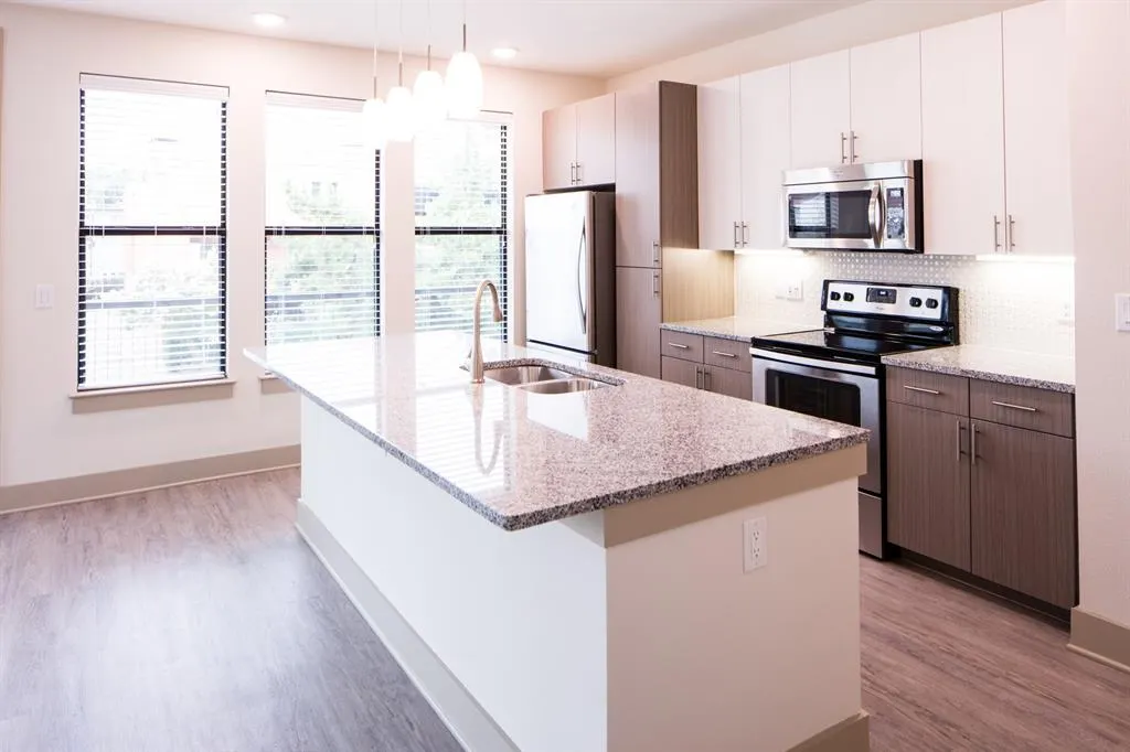 4020 Gilbert Avenue, #106