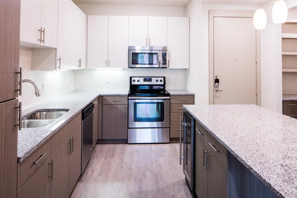 4020 Gilbert Avenue, #106