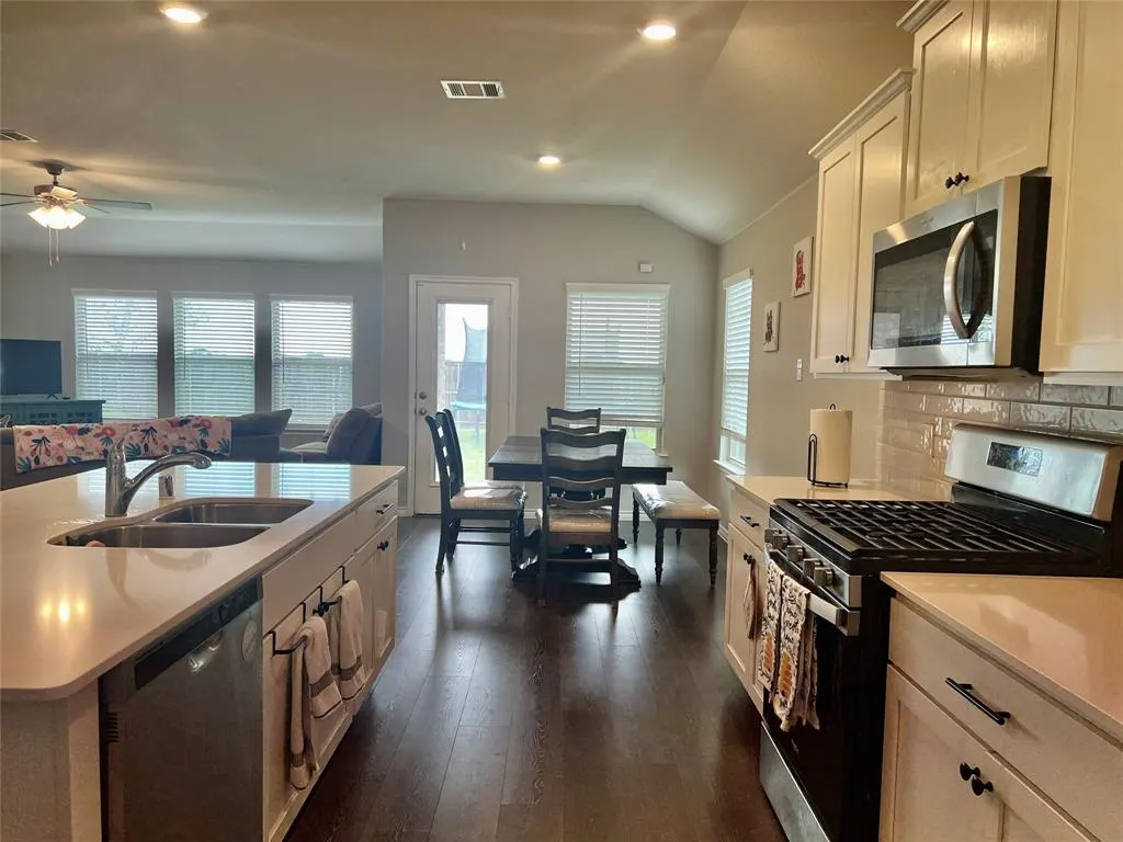 6413 Tudor Place