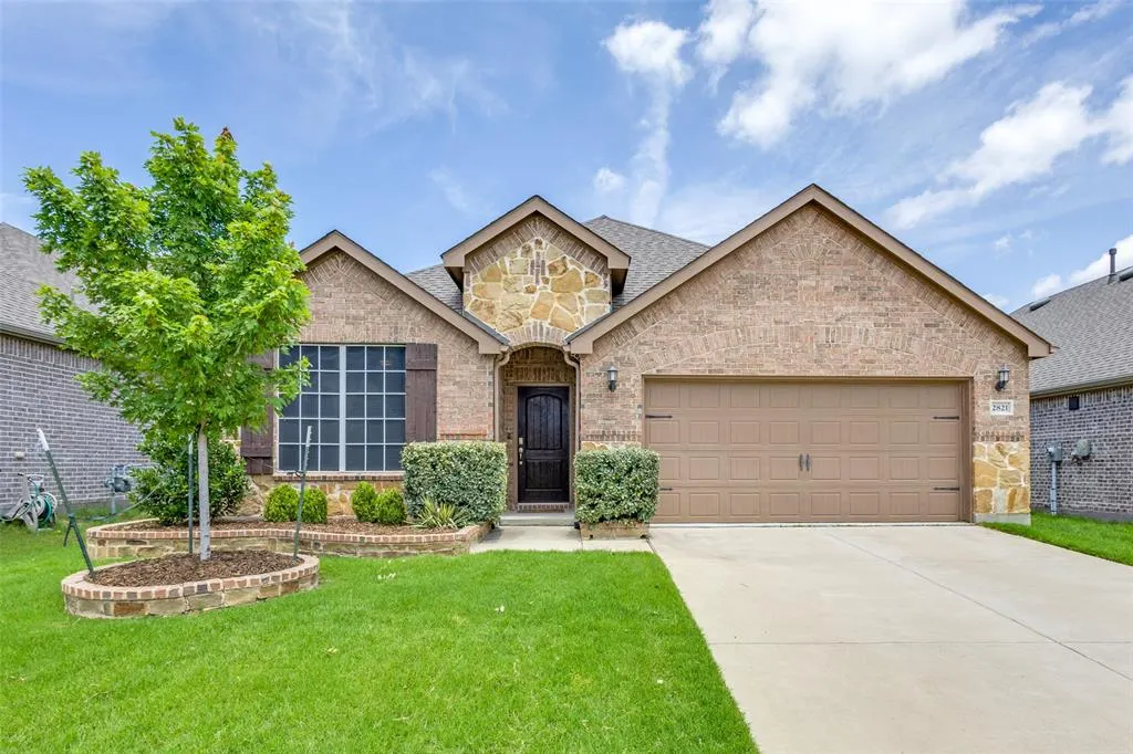 2821 Redbud Lane