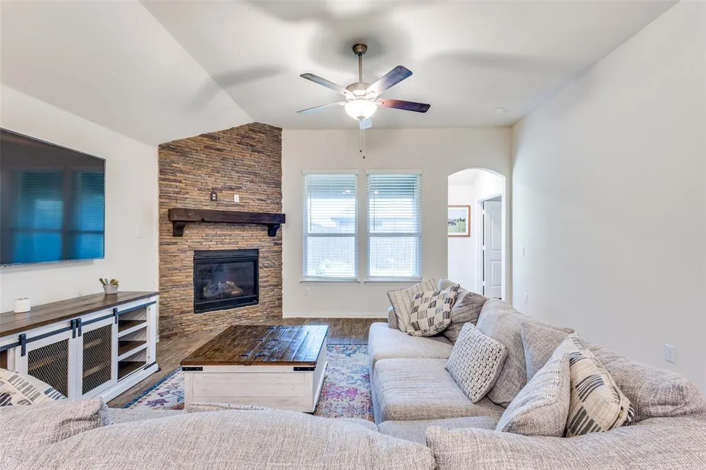 2821 Redbud Lane