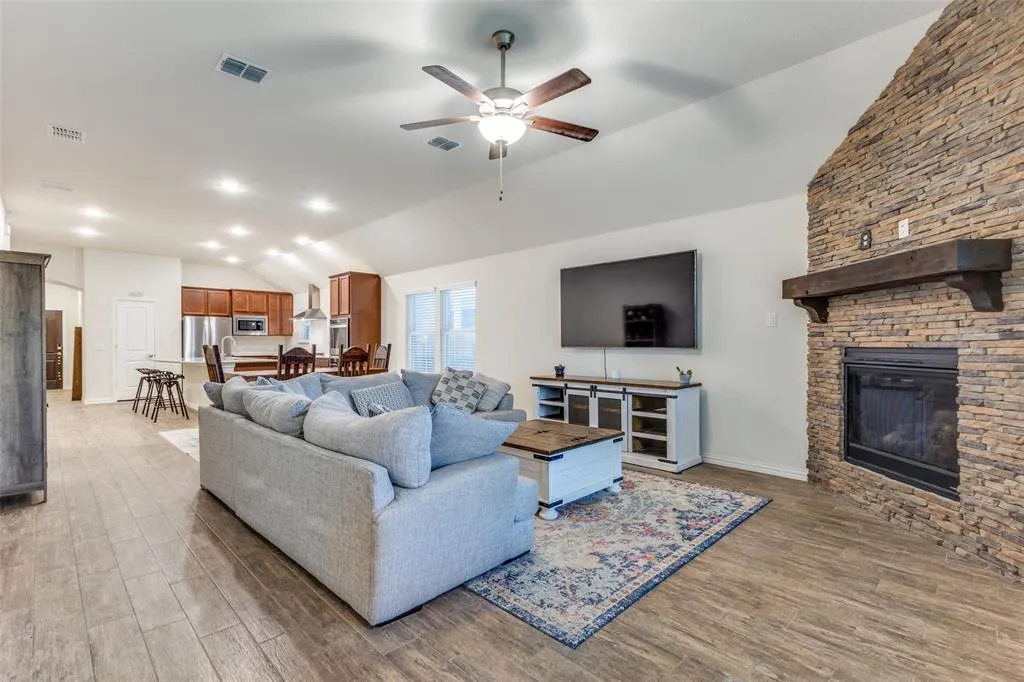 2821 Redbud Lane
