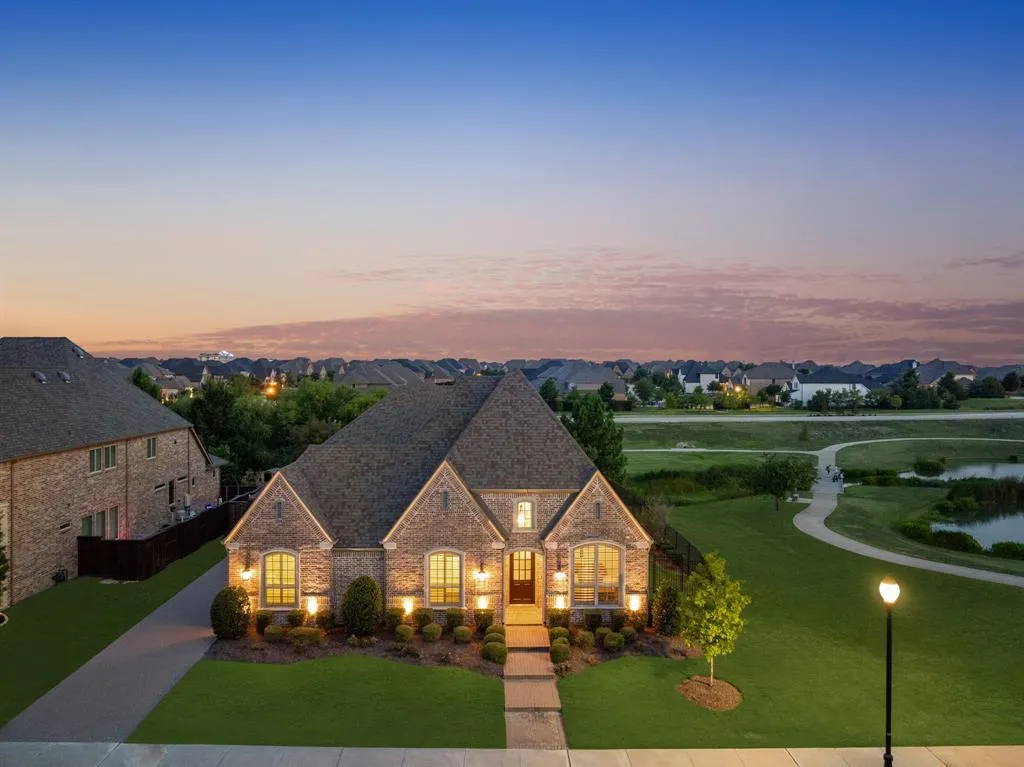 4451 Woodbine Lane