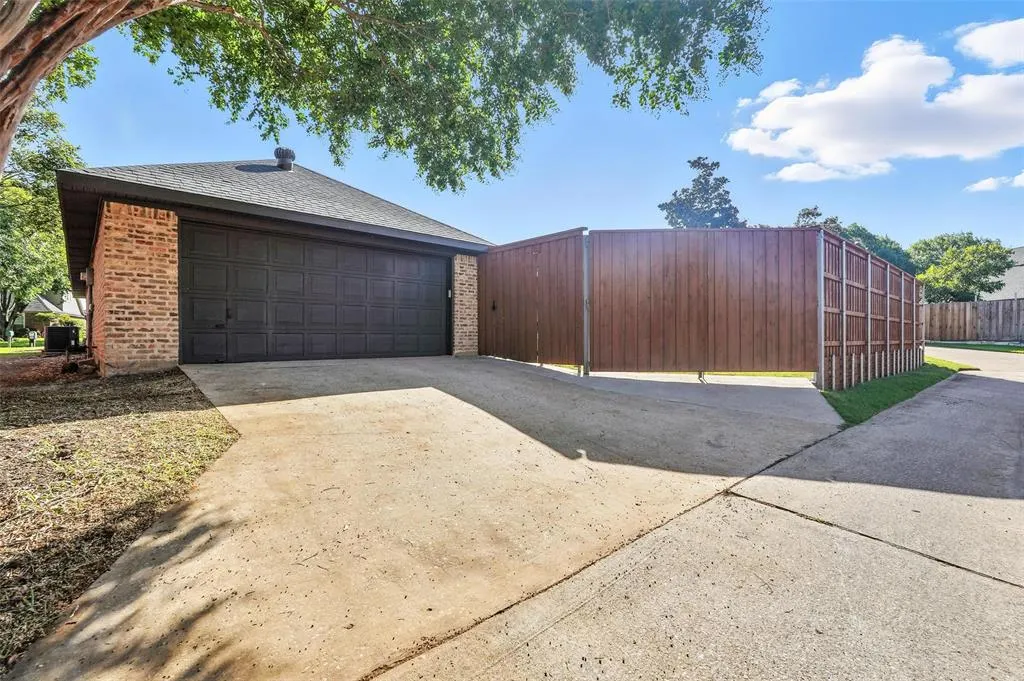 1402 Country Lane