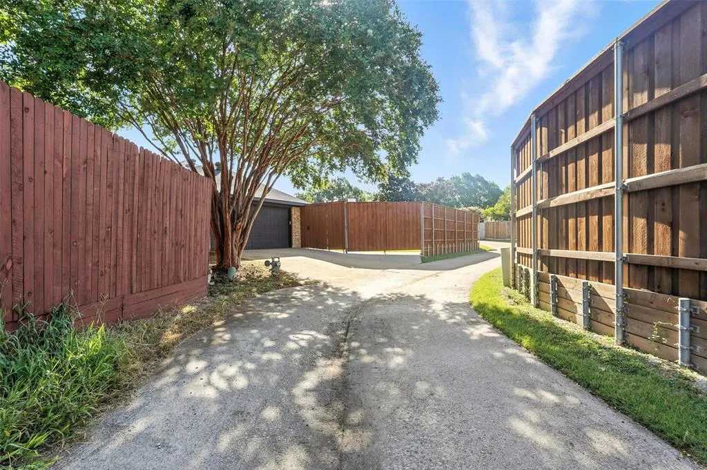 1402 Country Lane