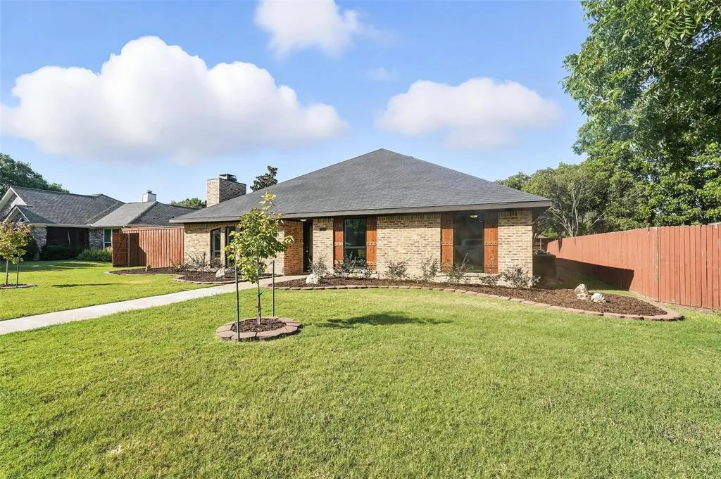 1402 Country Lane
