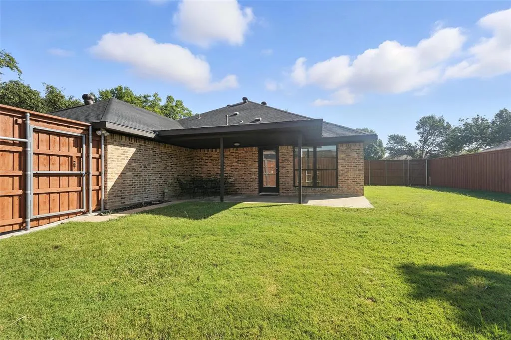 1402 Country Lane