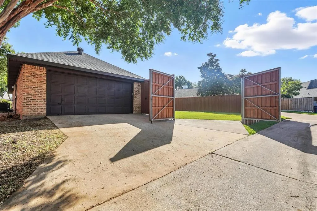 1402 Country Lane