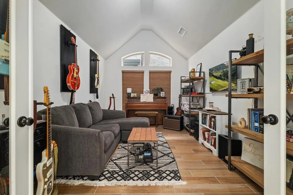 2913 Peartree Lane