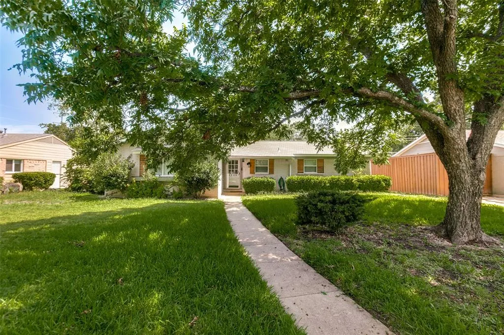 1130 Larkspur Drive