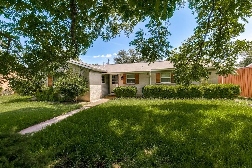 1130 Larkspur Drive