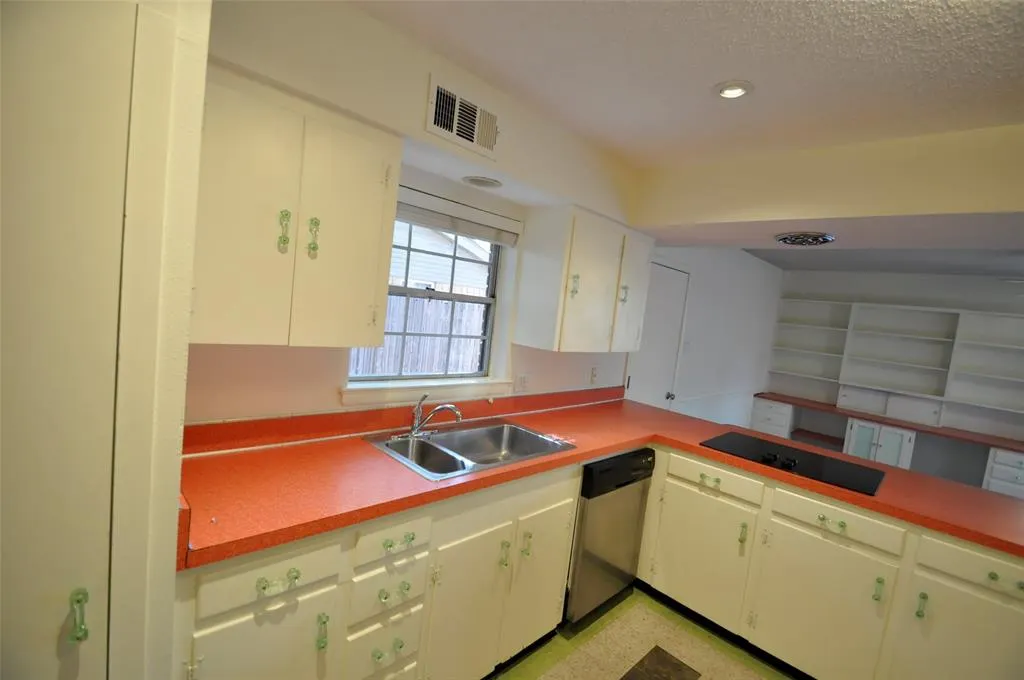 704 Ridgedale Drive