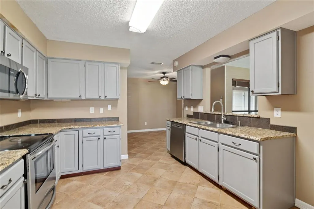 928 Ledgemont Drive