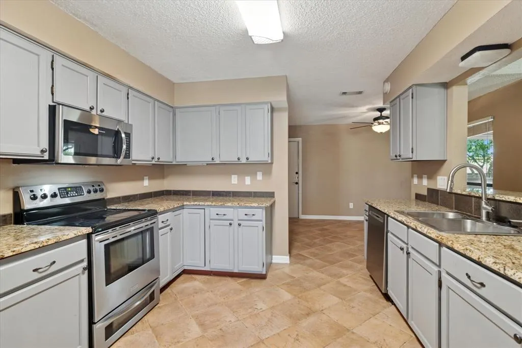 928 Ledgemont Drive