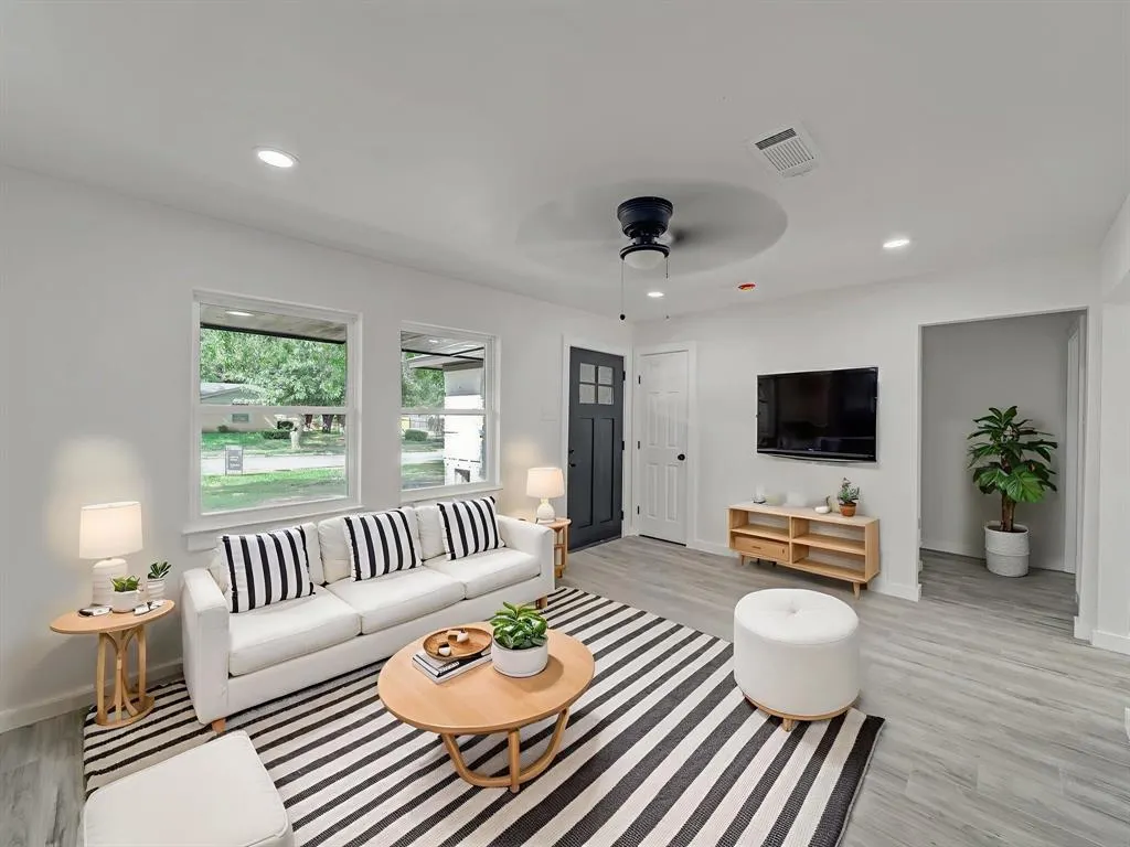 806 Ivywood Drive