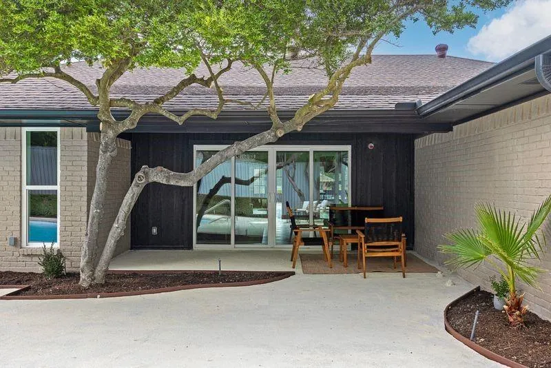 7131 Roundrock Road
