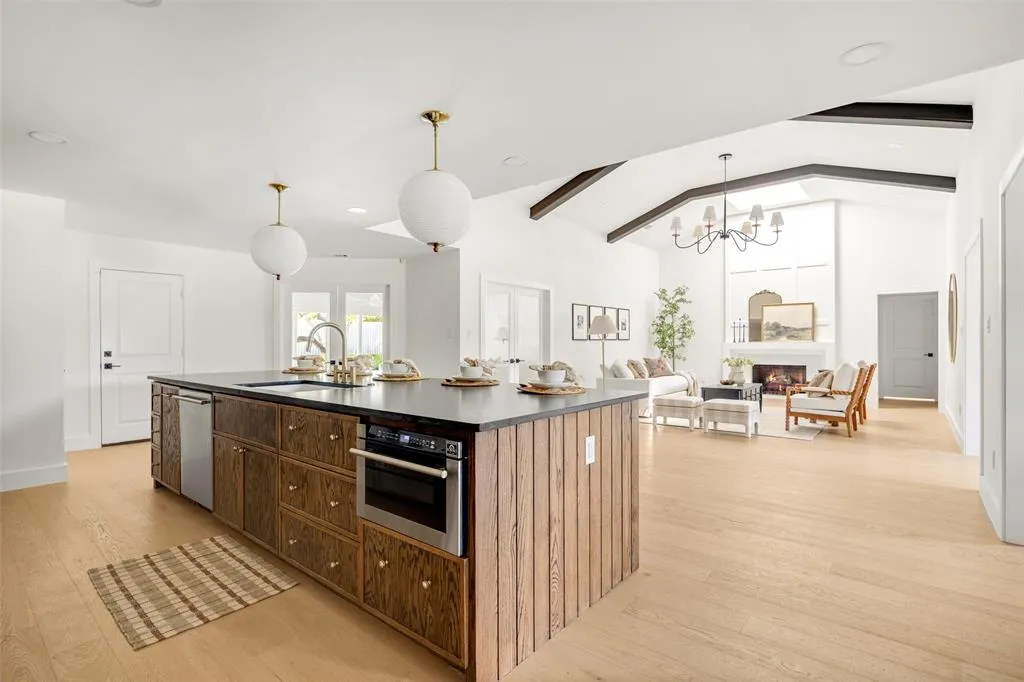 7131 Roundrock Road
