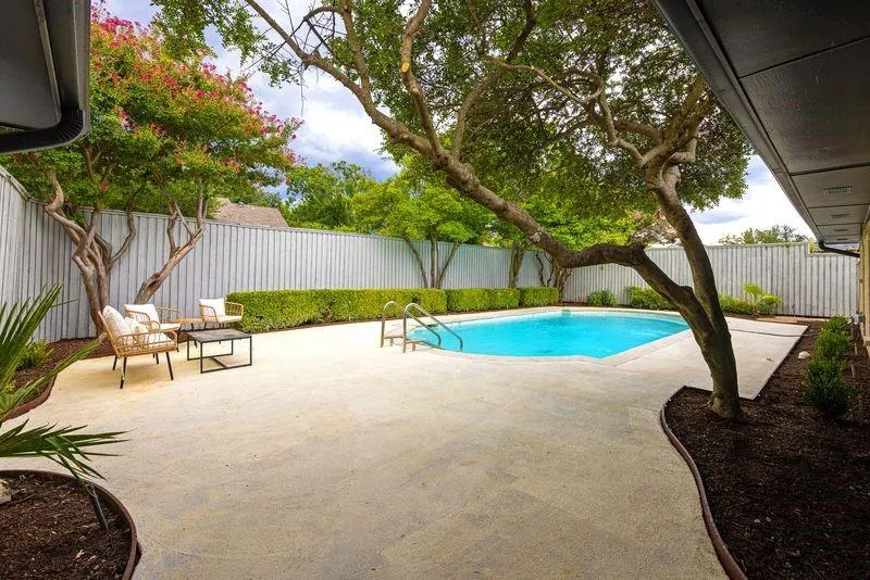 7131 Roundrock Road