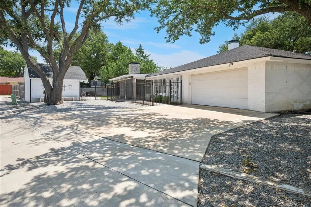 2801 Elmcrest Circle