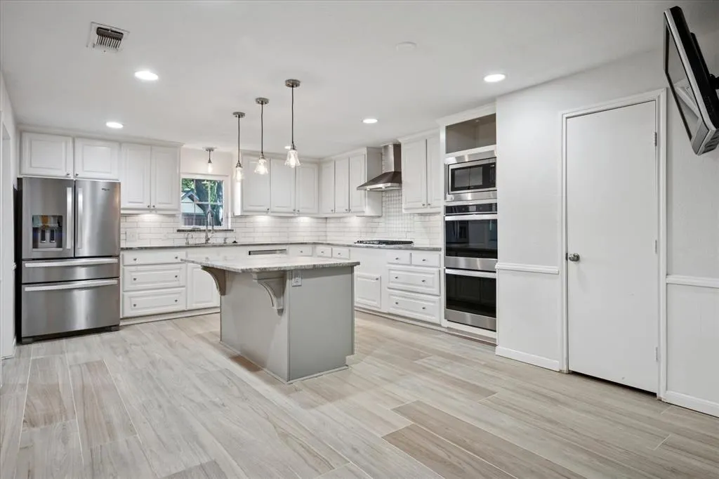 2801 Elmcrest Circle