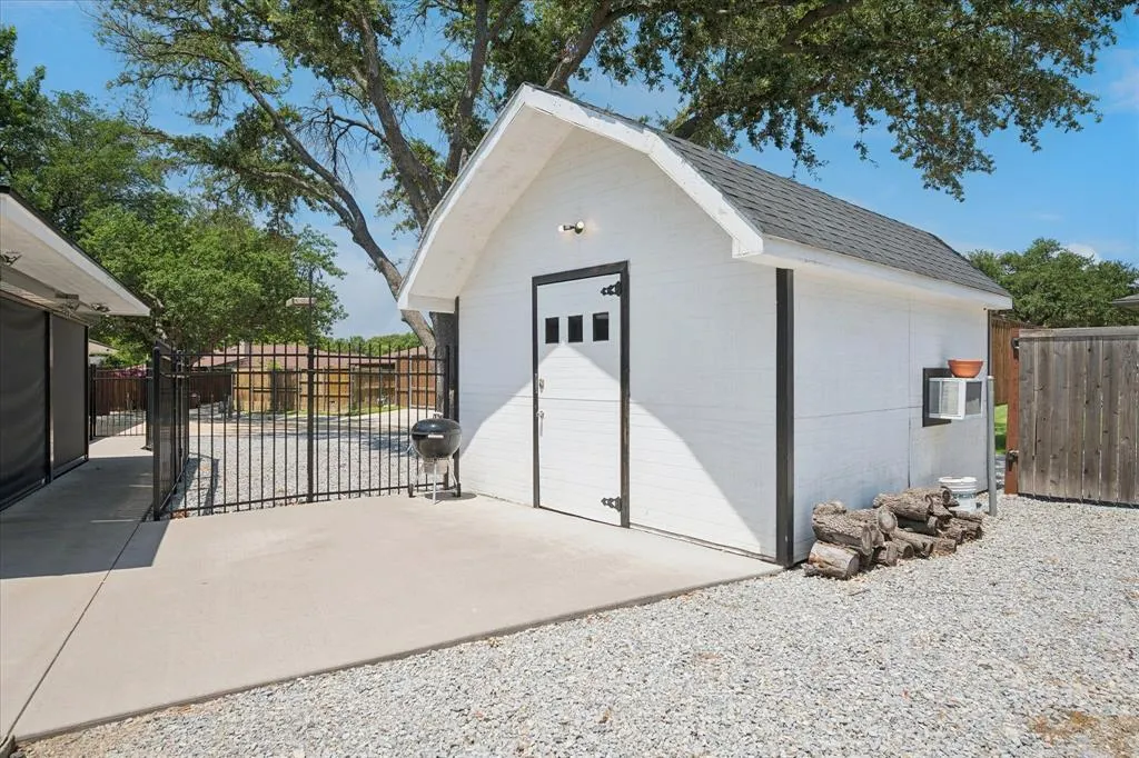 2801 Elmcrest Circle