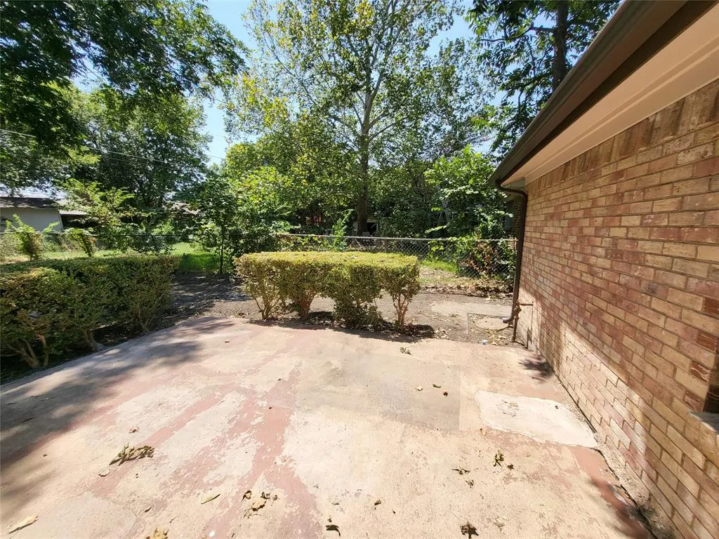 2110 Red Bud Lane