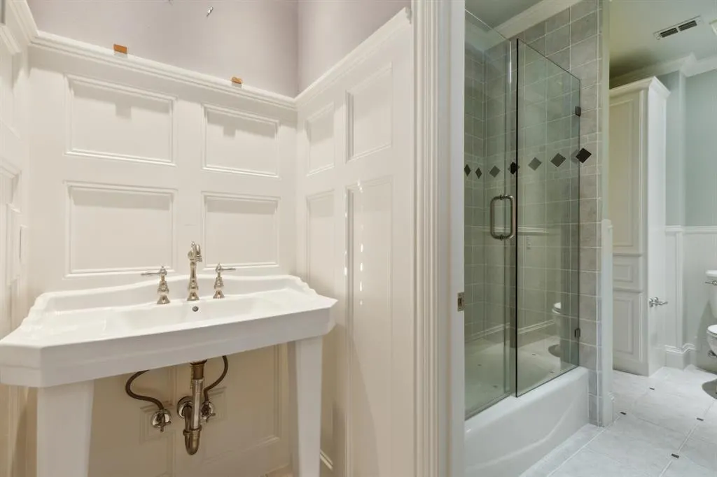 5252 Longvue Drive