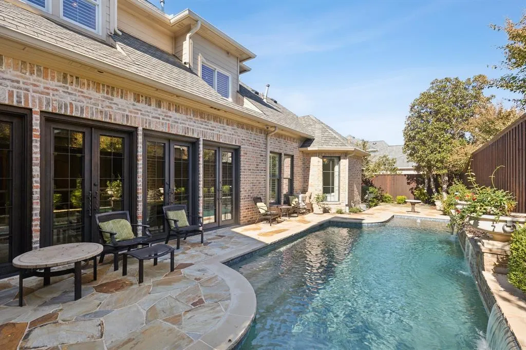 5252 Longvue Drive