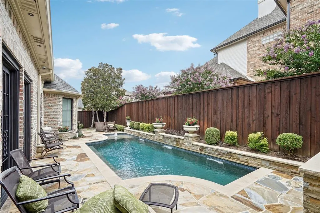 5252 Longvue Drive