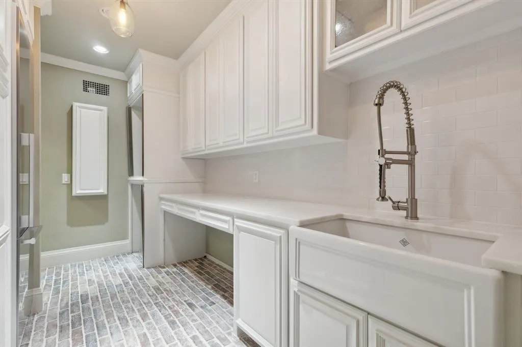 5252 Longvue Drive
