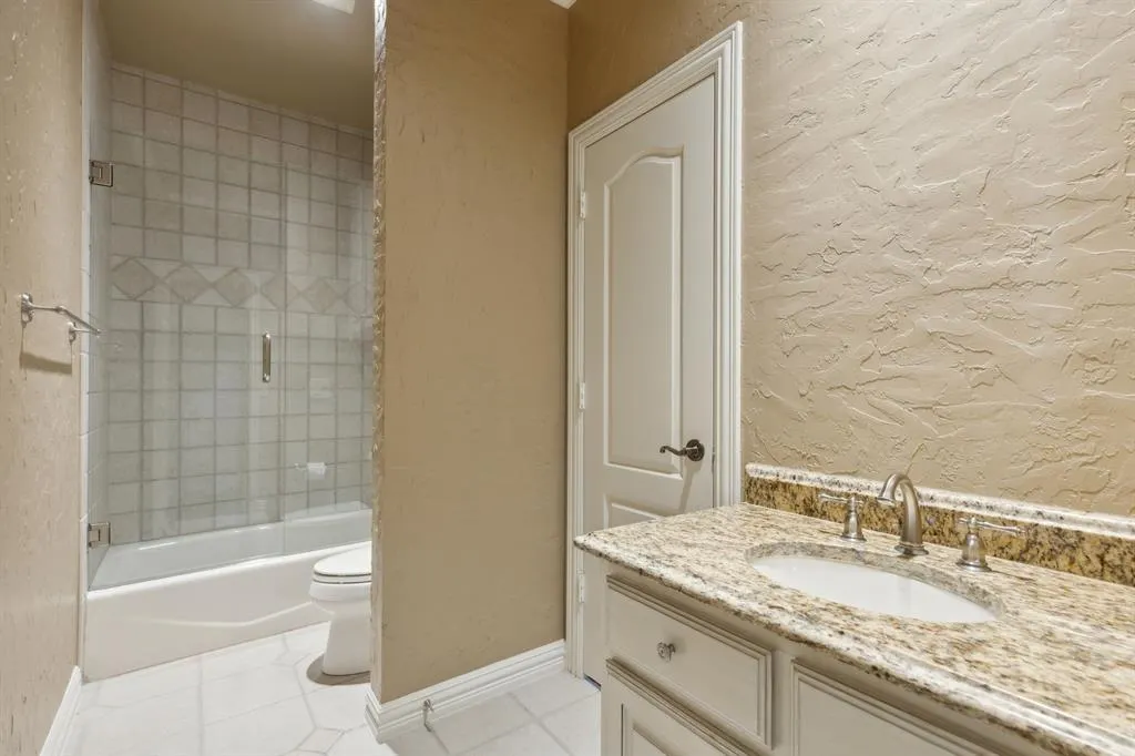 5252 Longvue Drive