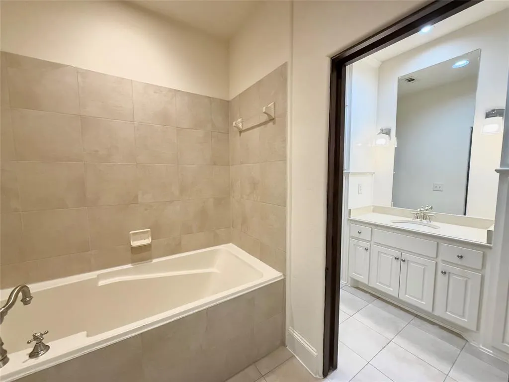 2510 N Henderson, #5