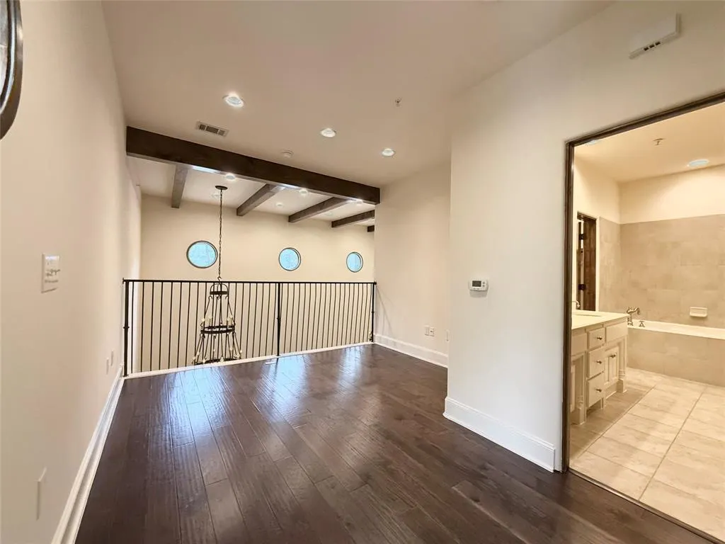2510 N Henderson, #5