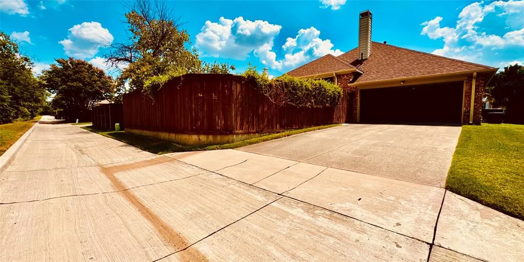 4561 Oak Shores Drive