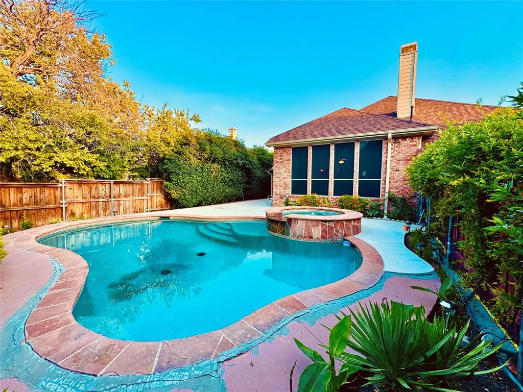 4561 Oak Shores Drive