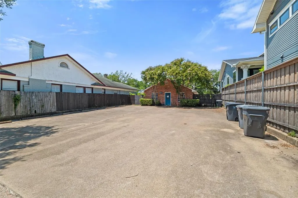1015 N Bishop