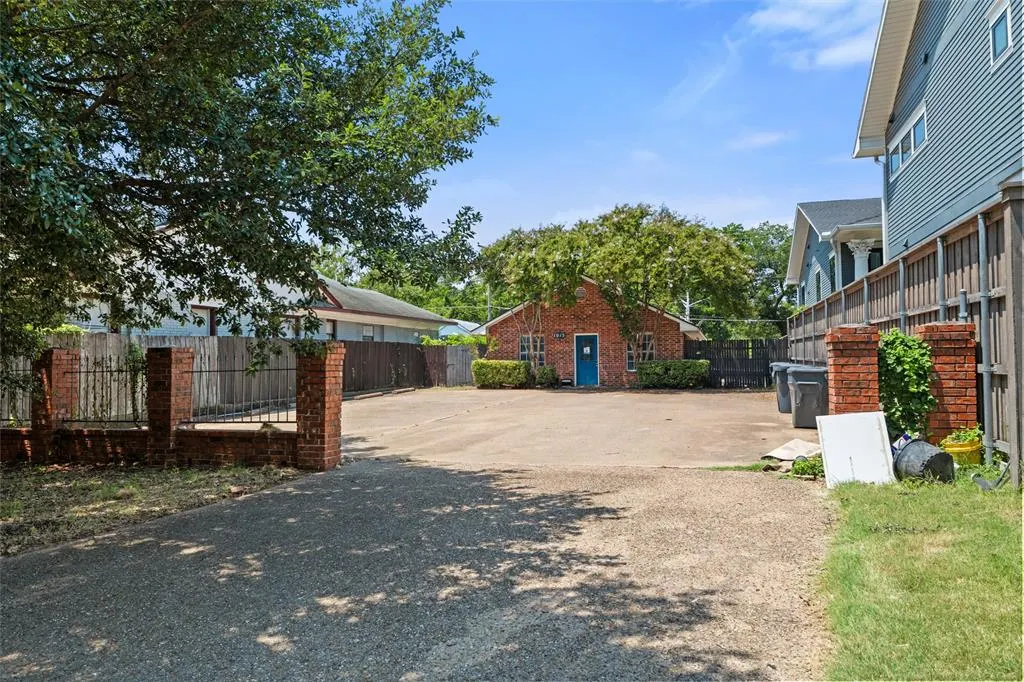1015 N Bishop