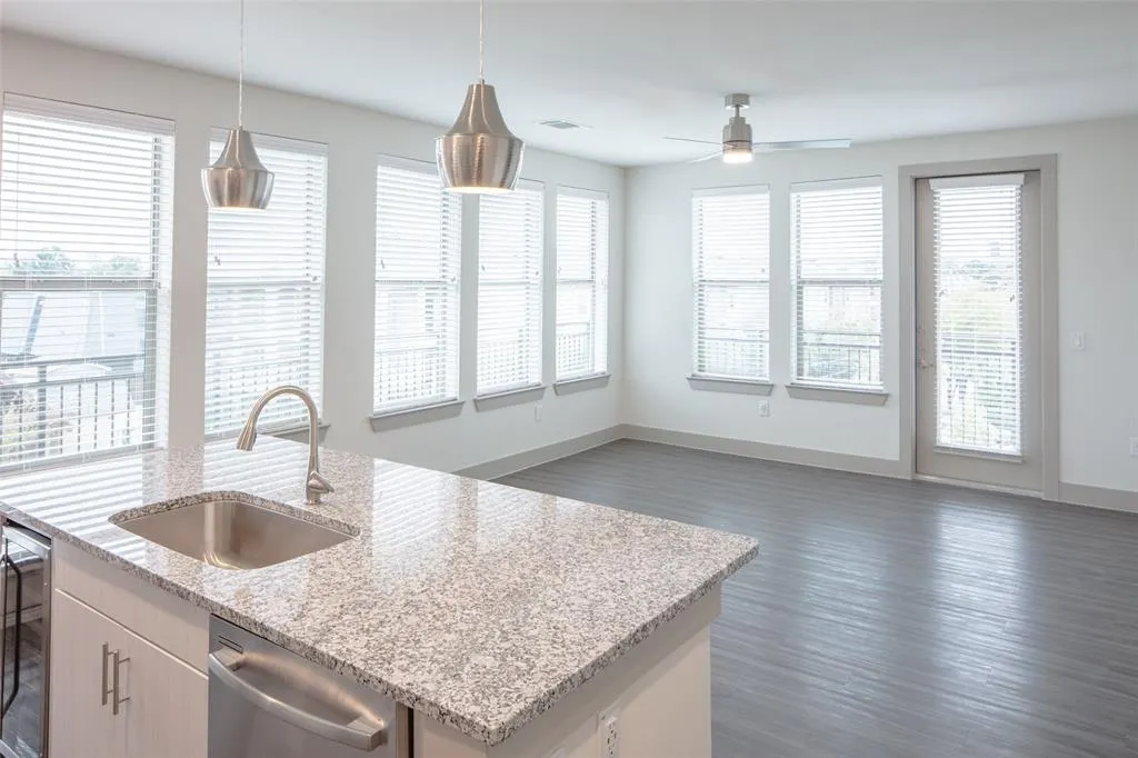 3383 Cedarplaza Lane, #1211