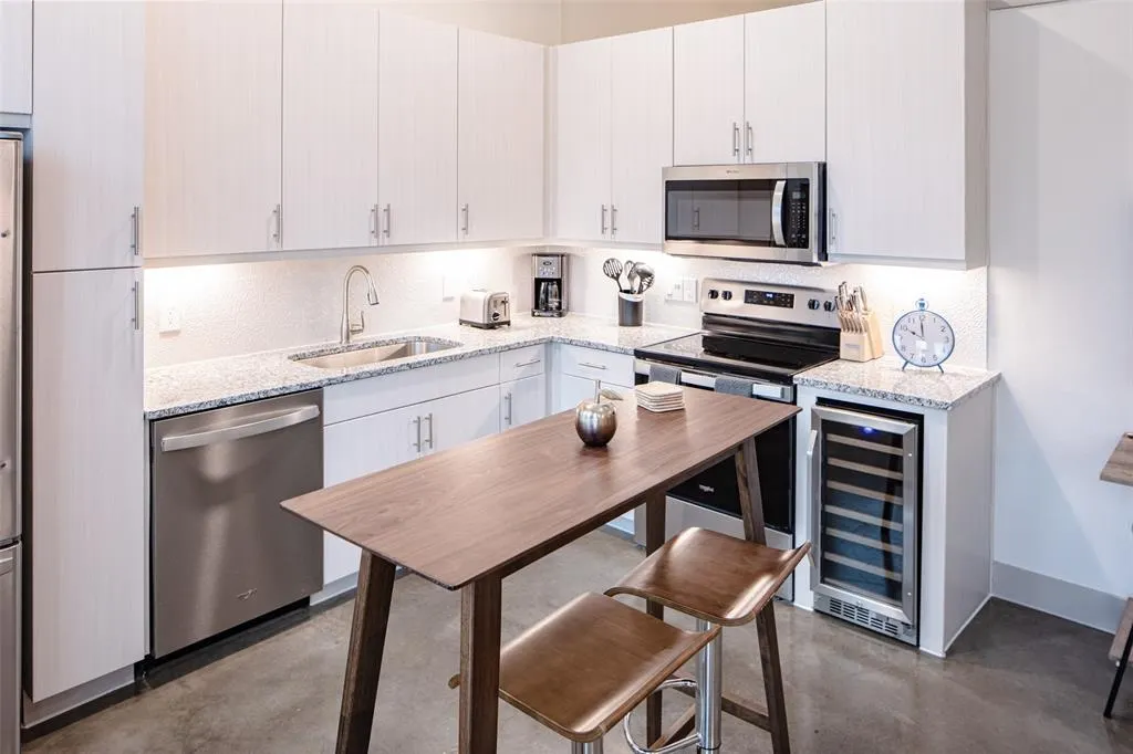 3383 Cedarplaza Lane, #208