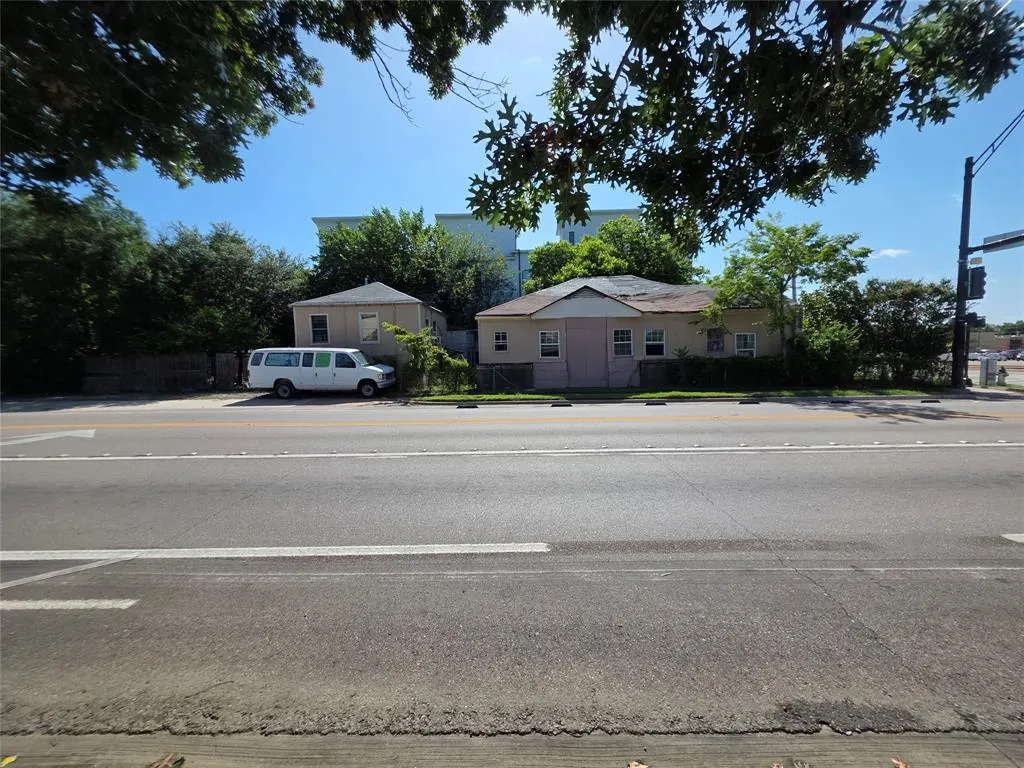 937 W 12th Street