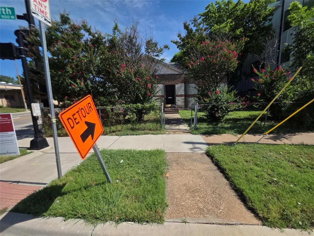 937 W 12th Street