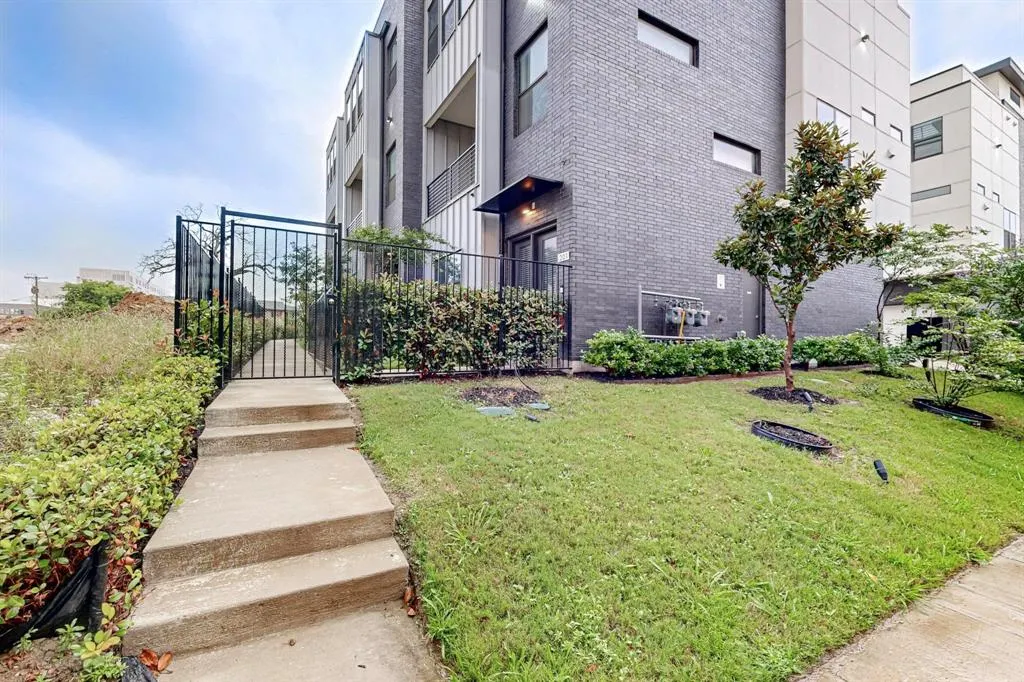 1813 Park Avenue, #204
