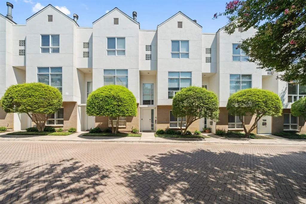 4060 Travis Street, #12