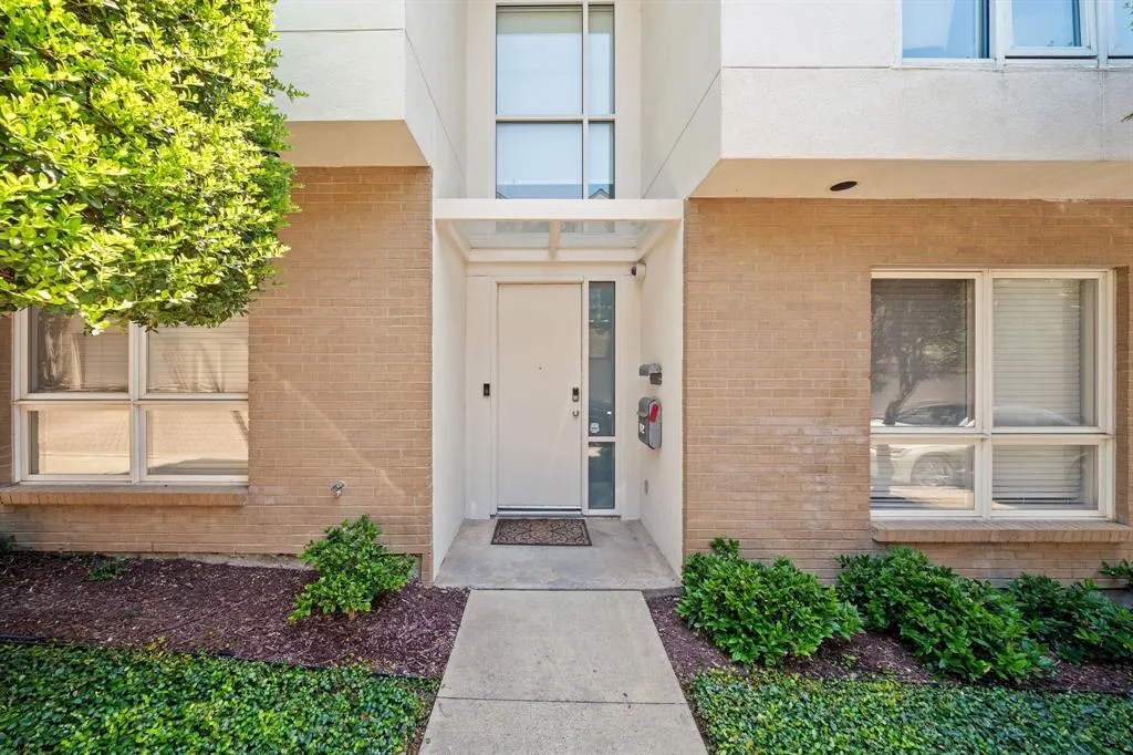 4060 Travis Street, #12