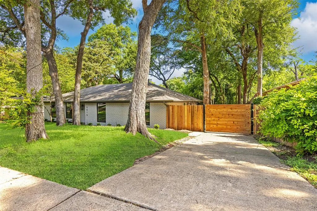 9015 Vinewood Drive